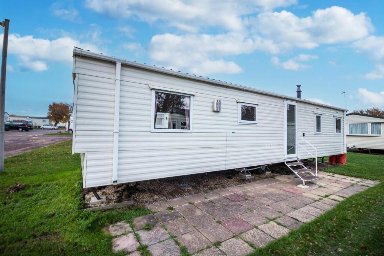 Homely 8 Berth Caravan On A Great Holiday Park, Ref 46695V Great Clacton Exterior photo